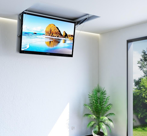 Intégration de téléviseurs au plafond ou dans des meubles selon vos envies.